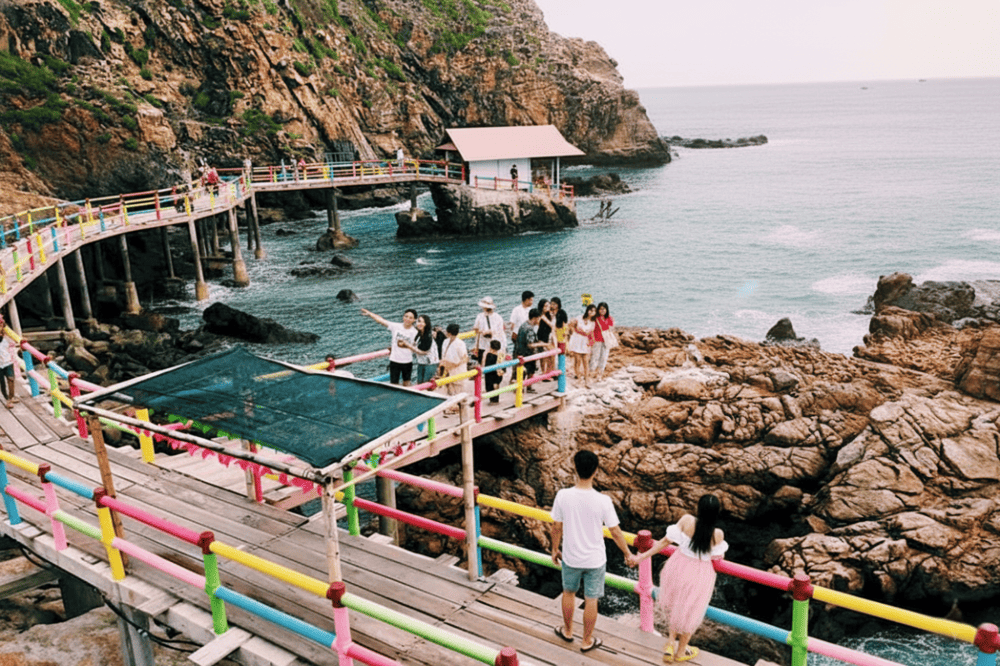 Cây cầu Hang Yến bằng gỗ với thiết kế ấn tượng.